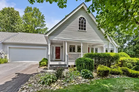 123 Carriage Walk Ln, Hendersonville, NC 28791