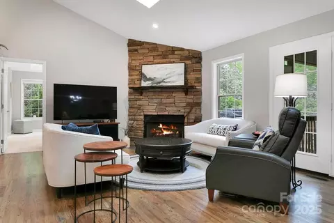 92 Nodatsi Ct, Brevard, NC 28712