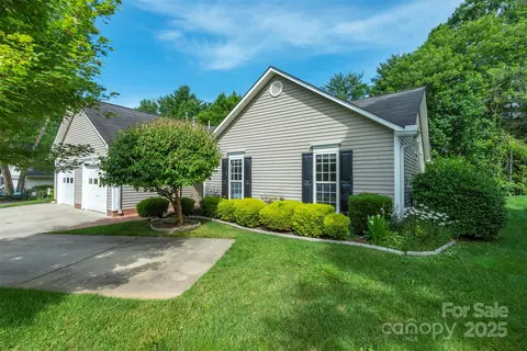 16 Red Barn Ln, Fletcher, NC 28732