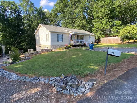 5570 George Henry Dr, Hickory, NC 28602