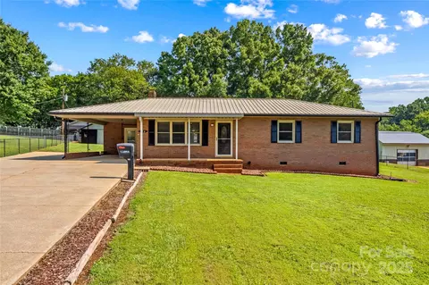 124 Island Park Ln, Statesville, NC 28625