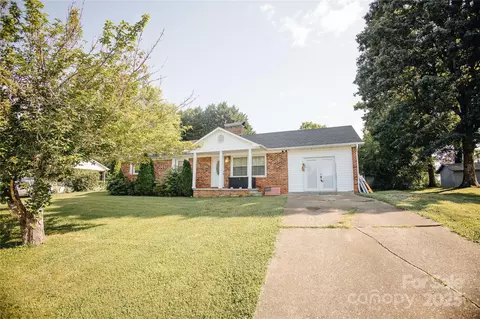 98 Long St, Marion, NC 28752