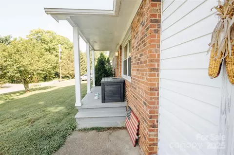 98 Long St, Marion, NC 28752 photo 3