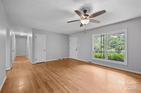 Living - 20 Summit Dr, Arden, NC 28704 photo 2 of 6