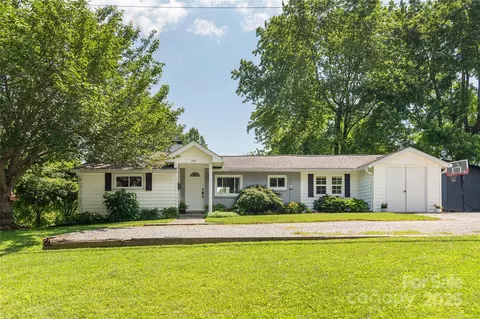 540 Oak Grove Rd, Flat Rock, NC 28731