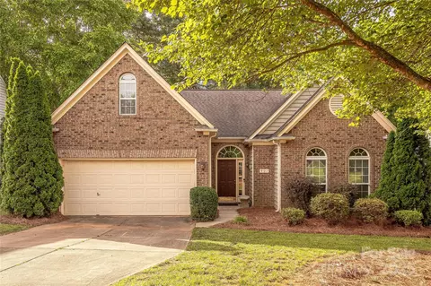 901 Clearbrook Rd, Matthews, NC 28105