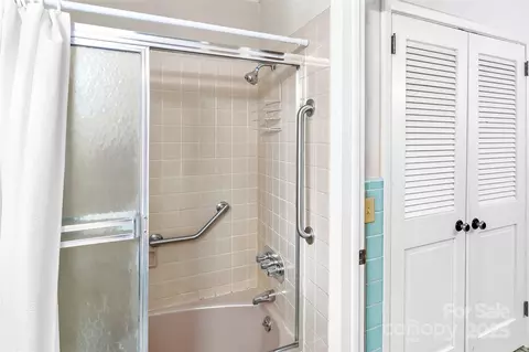 Bath - 1914 Wall St, Morganton, NC 28655 photo 2 of 4