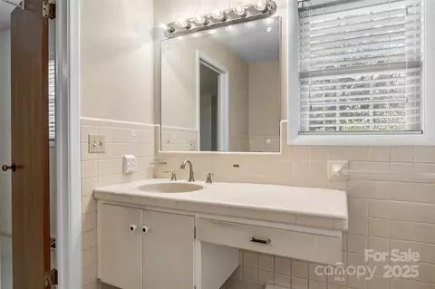 Bath - 1914 Wall St, Morganton, NC 28655 photo 1 of 4