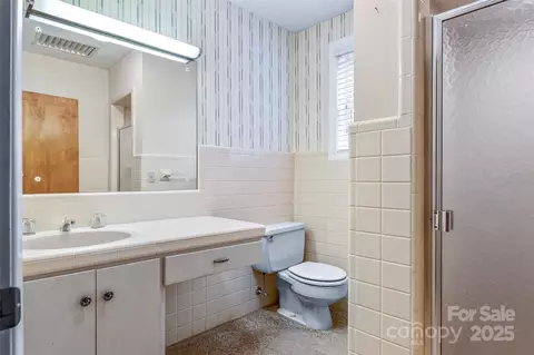 Bath - 1914 Wall St, Morganton, NC 28655 photo 4 of 4