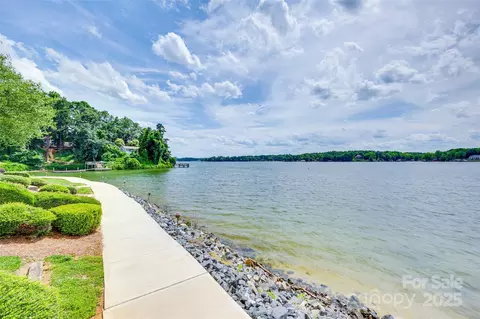 14053 Queens Harbor Rd, Charlotte, NC 28278