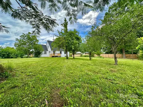 Exterior - 307 W Sunset Dr, Monroe, NC 28112 photo 4 of 8