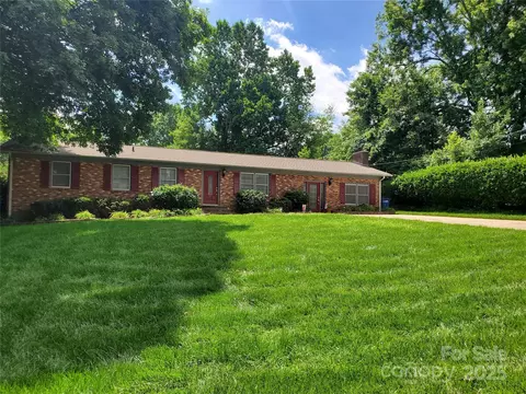 2104 Farmbrook Dr, Statesville, NC 28625