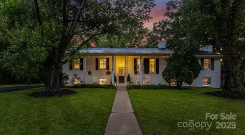 114 Greenfield Ln, Hendersonville, NC 28792