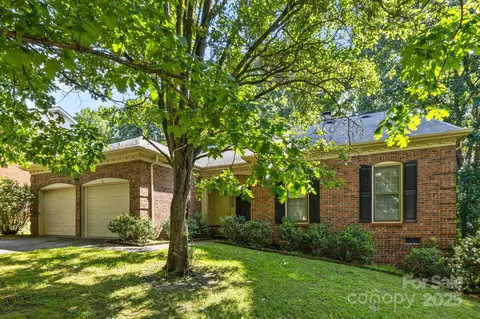 212 Foxfield Ln, Matthews, NC 28105
