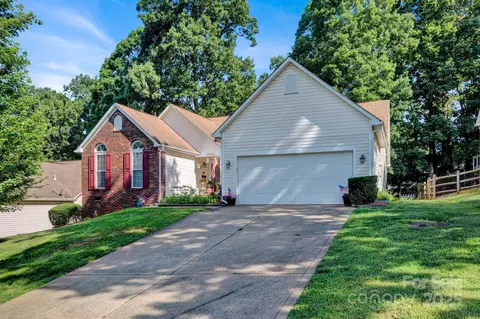 2620 Yarrow Rd, Charlotte, NC 28213