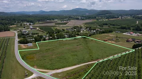 999 Pace Rd, Hendersonville, NC 28792