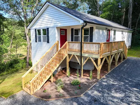 131 Acorn Ln, Waynesville, NC 28785