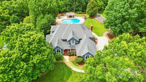 1042 Heather Glen Dr, Matthews, NC 28104