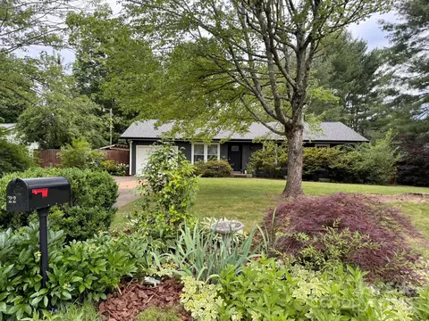 22 King Arthur Pl, Asheville, NC 28806
