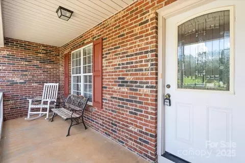 1011 Atherstone Nw St NW, Conover, NC 28613 photo 4