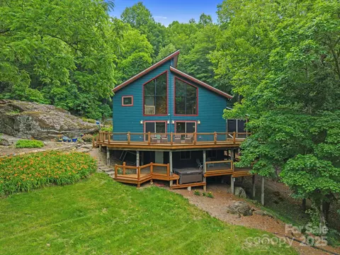 574 Locust Grove Dr, Waynesville, NC 28785