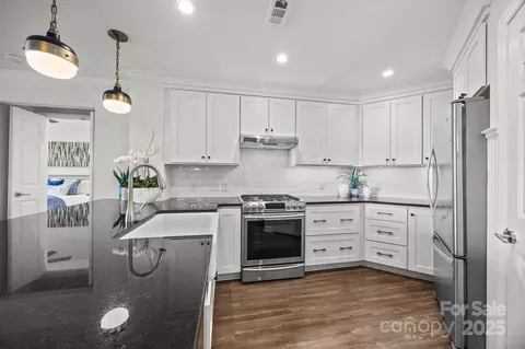 Kitchen - 17931 Kings Point Dr #E, Cornelius, NC 28031 photo 3 of 4