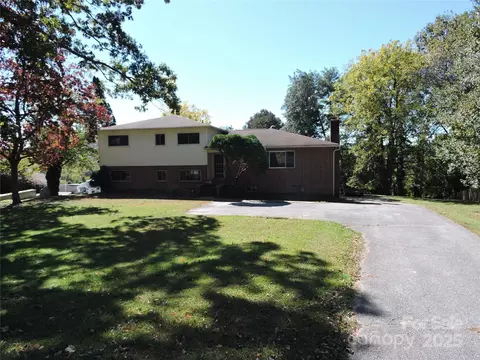 324 Whispering Hills Dr, Hendersonville, NC 28792