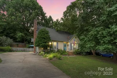 111 Beacon Hills Dr, Gastonia, NC 28056