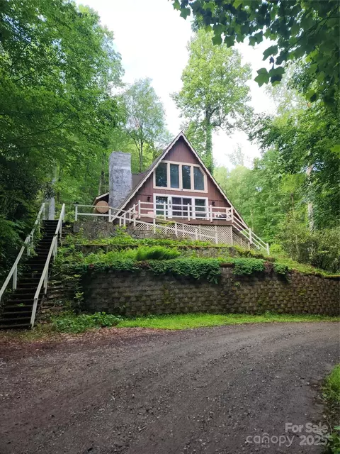 370 Woodland Hills Dr, Elk Park, NC 28622