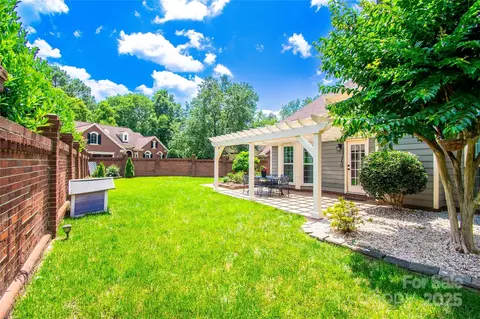 Exterior - 10418 Pullengreen Dr, Charlotte, NC 28277 photo 6 of 9