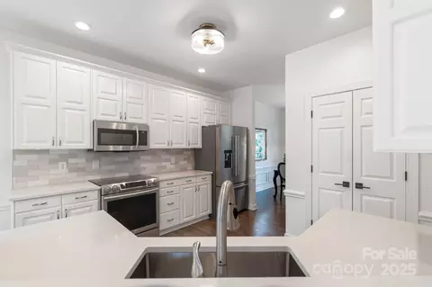 Kitchen - 10418 Pullengreen Dr, Charlotte, NC 28277 photo 4 of 4