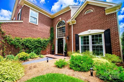 Exterior - 10418 Pullengreen Dr, Charlotte, NC 28277 photo 3 of 9