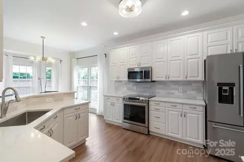 Kitchen - 10418 Pullengreen Dr, Charlotte, NC 28277 photo 2 of 4