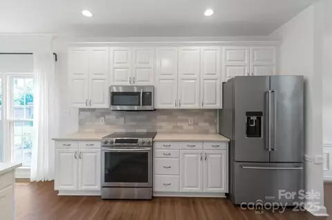 Kitchen - 10418 Pullengreen Dr, Charlotte, NC 28277 photo 3 of 4