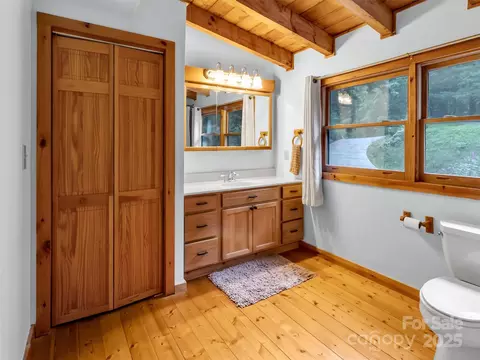 Bath - 500 Beechwood Dr, Sylva, NC 28779 photo 2 of 3
