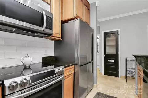 Kitchen - 921 Northeast Dr, Davidson, NC 28036 photo 4 of 5