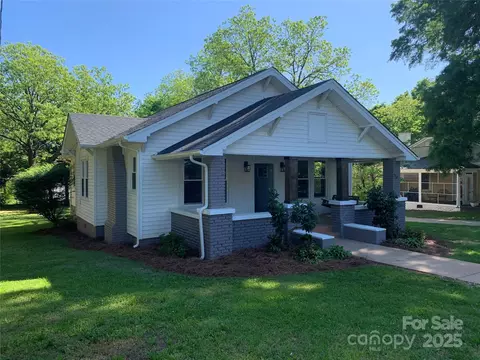 419 W 8th St, Newton, NC 28658