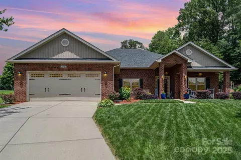 101 Harvest Farm Ct, Mount Holly, NC 28120