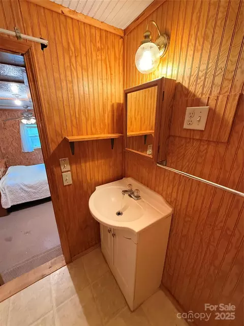 Bath - 370 Miracle Dr, Salisbury, NC 28146 photo 3 of 9