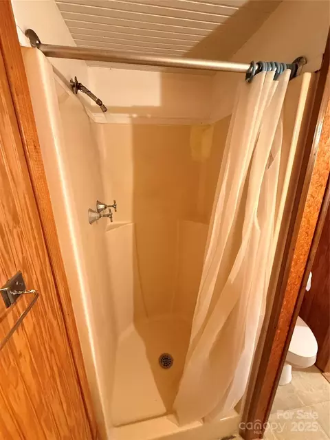 Bath - 370 Miracle Dr, Salisbury, NC 28146 photo 2 of 9