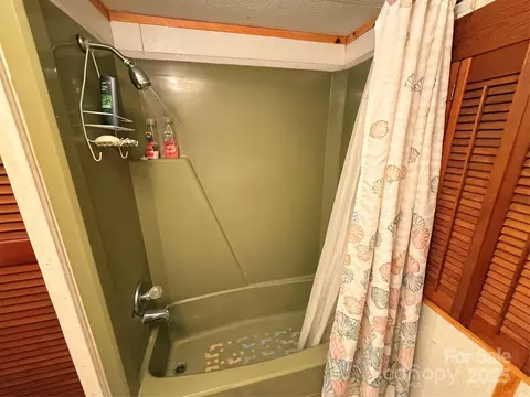 Bath - 370 Miracle Dr, Salisbury, NC 28146 photo 6 of 9