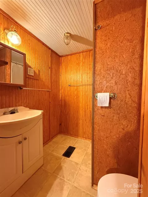 Bath - 370 Miracle Dr, Salisbury, NC 28146 photo 1 of 9