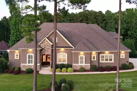 141 Castle Dr, Mooresville, NC 28117