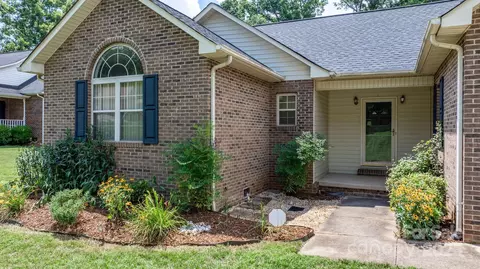 5473 Twelve Oak Ln, Conover, NC 28613 photo 3