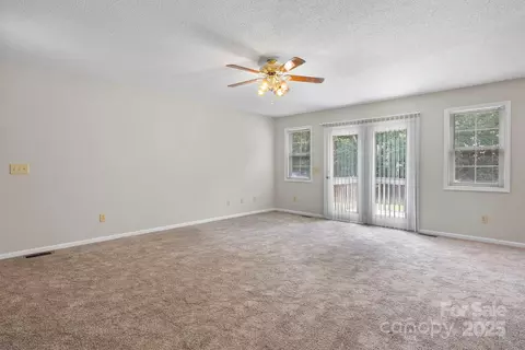 5473 Twelve Oak Ln, Conover, NC 28613 photo 6
