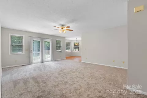 5473 Twelve Oak Ln, Conover, NC 28613 photo 4