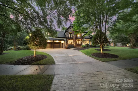 8016 Pemswood St, Charlotte, NC 28277