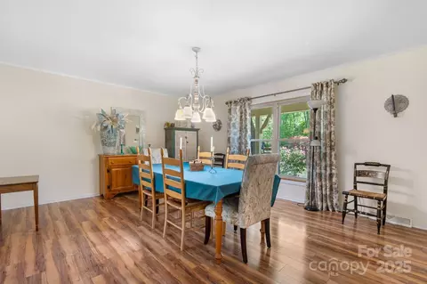 Dining - 701 5th Ne Ave NE, Conover, NC 28613 photo 3 of 3