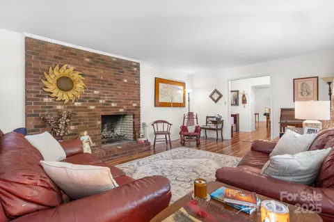 Living - 701 5th Ne Ave NE, Conover, NC 28613 photo 2 of 3