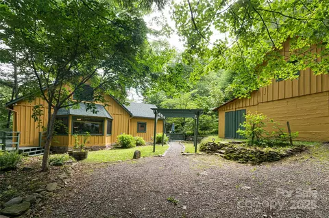 65 Woodfern Dr, Maggie Valley, NC 28751
